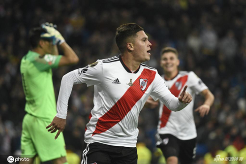 نادي ليفربول ضد مانشستر سيتيصراع العمالقة في الدوري الإنجليزي الممتاز