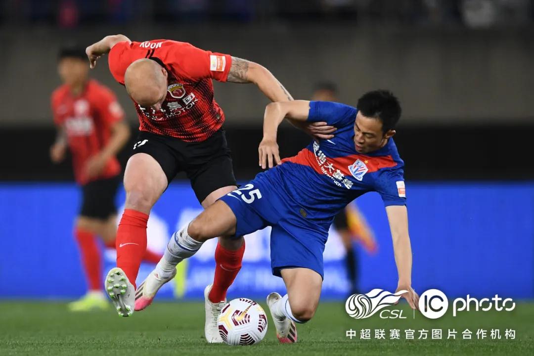 نادي ليفربول ضد مانشستر سيتيصراع العمالقة في الدوري الإنجليزي الممتاز